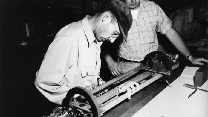 O oceanógrafo Arthur Raff examina um sensor em um magnetômetro rebocado pelo navio de pesquisa Explorer em 1960. COLEÇÕES E ARQUIVOS ESPECIAIS, UC SAN DIEGO