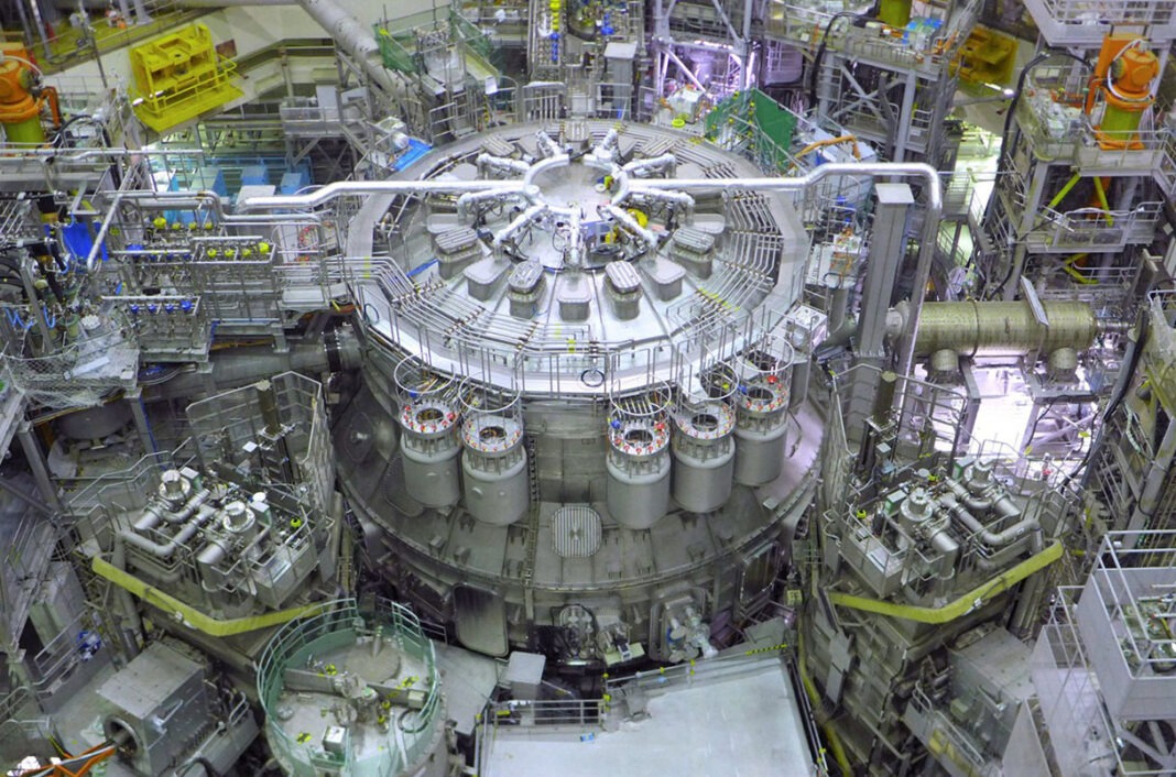 Japão ativa o maior reator de fusão do mundo